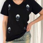 تیشرت یقه هفت زنانه کارشده طرح گل پولک‌دوزی نقره‌ای